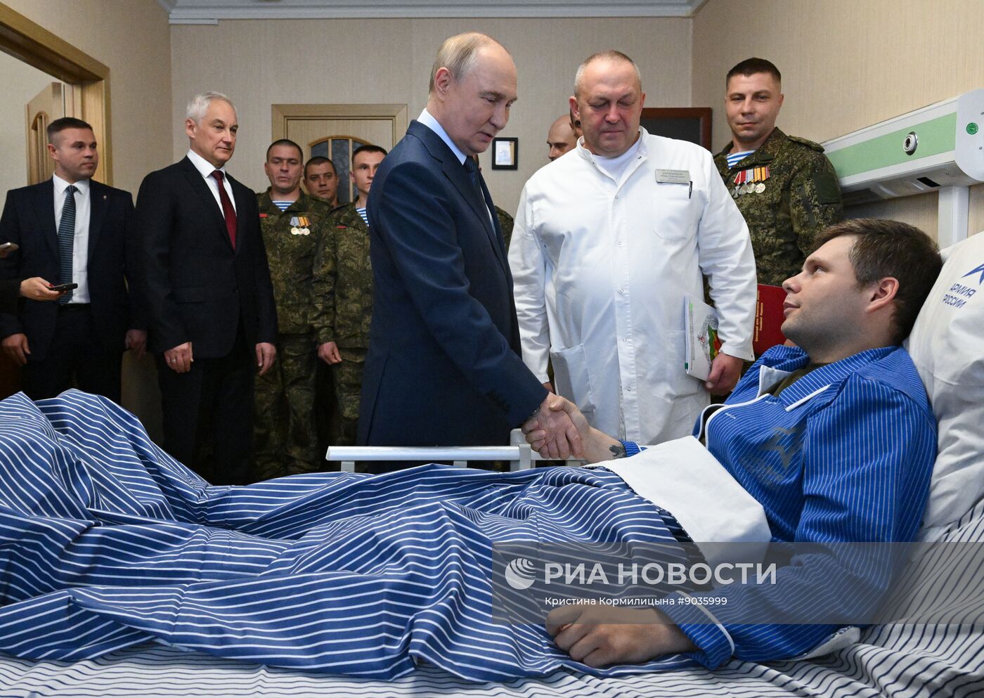 Президент Владимир Путин посетил военный госпиталь имени Мандрыка