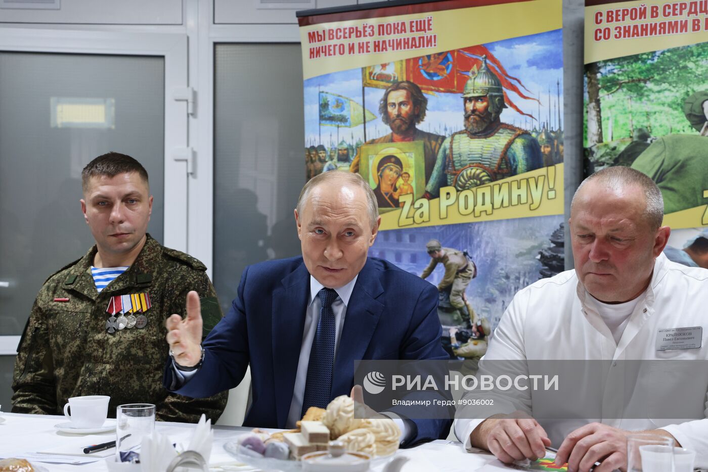 Президент Владимир Путин посетил военный госпиталь имени Мандрыка