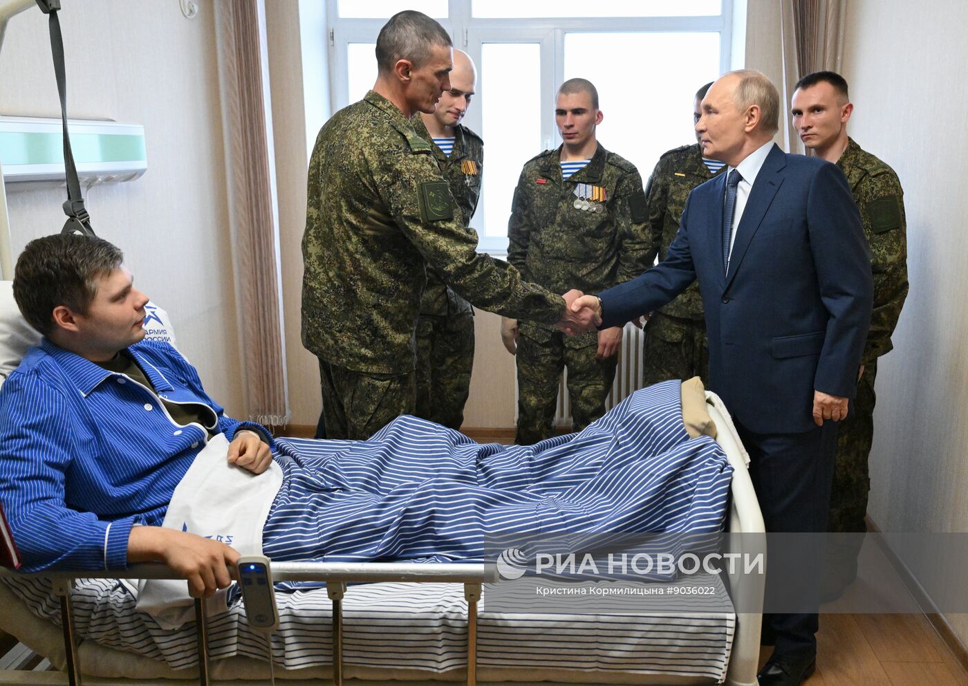 Президент Владимир Путин посетил военный госпиталь имени Мандрыка