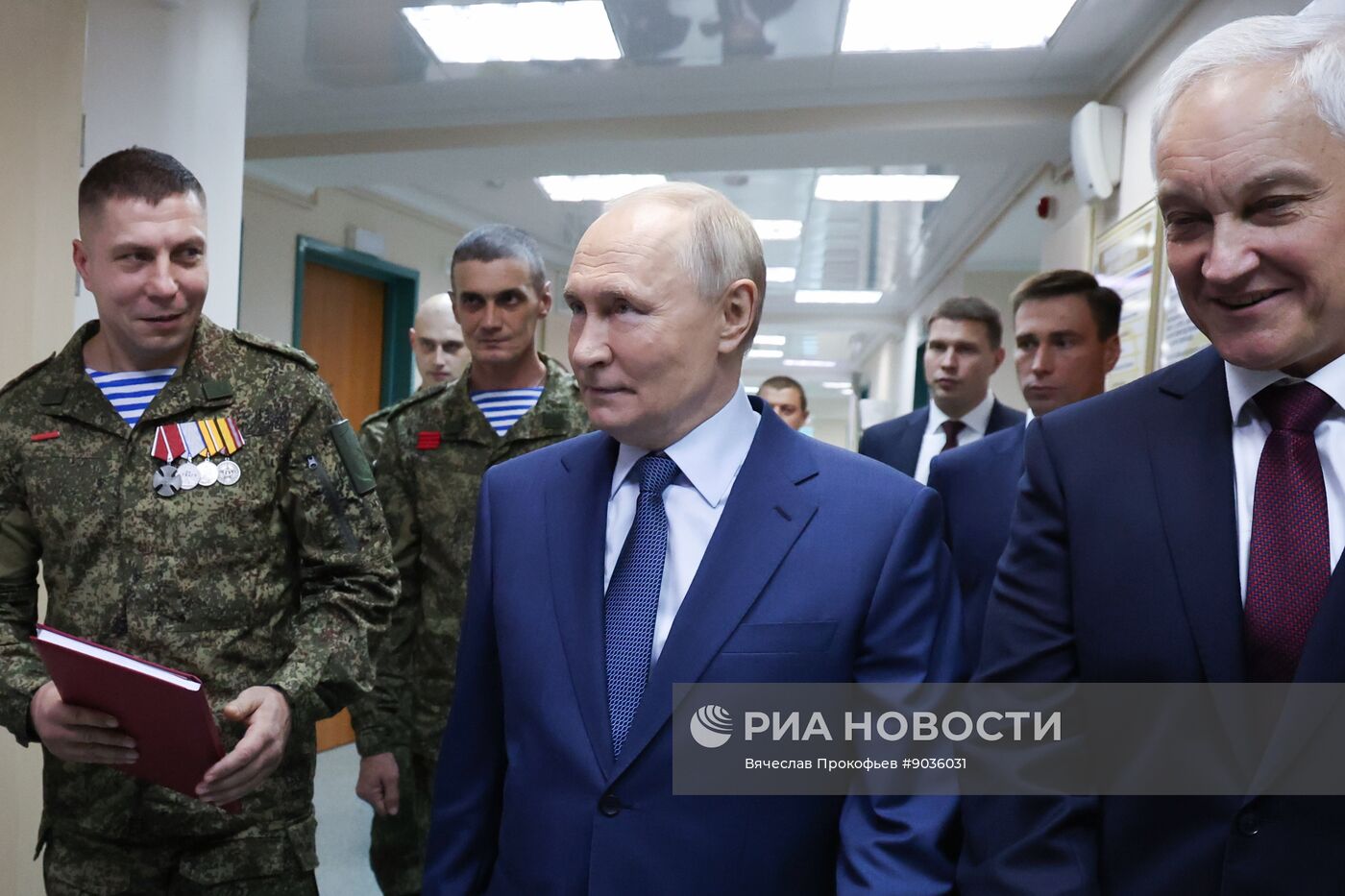 Президент Владимир Путин посетил военный госпиталь имени Мандрыка