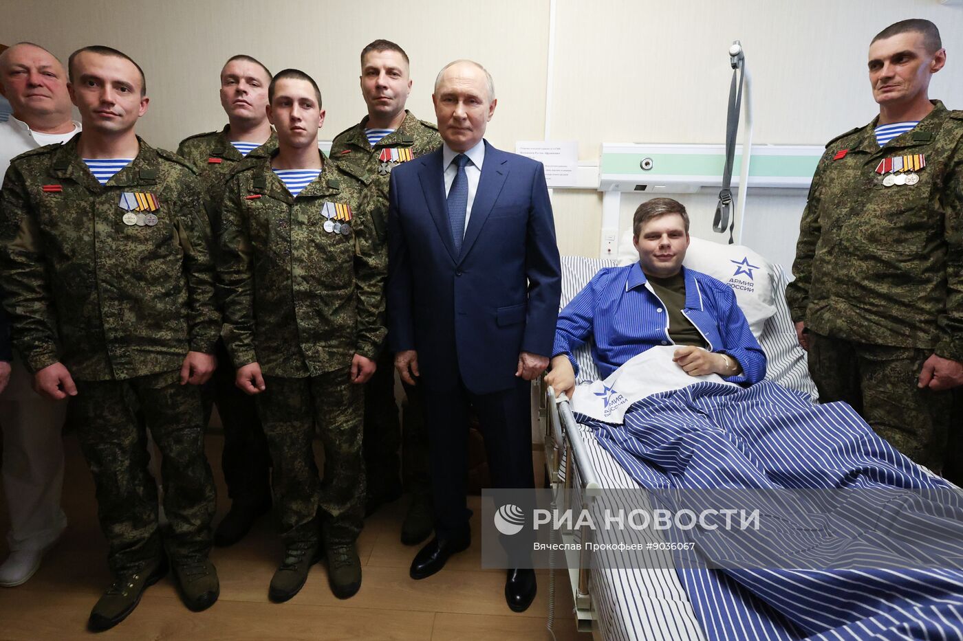 Президент Владимир Путин посетил военный госпиталь имени Мандрыка