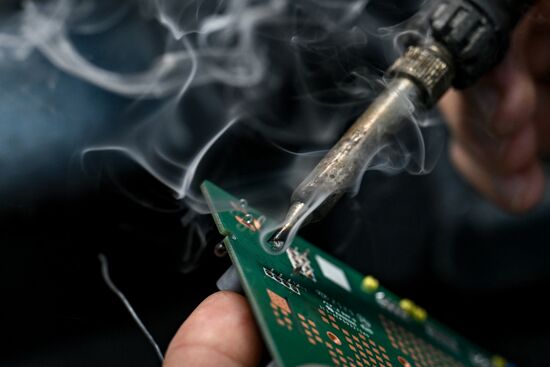 Производство роутеров на заводе "Электра" в Москве