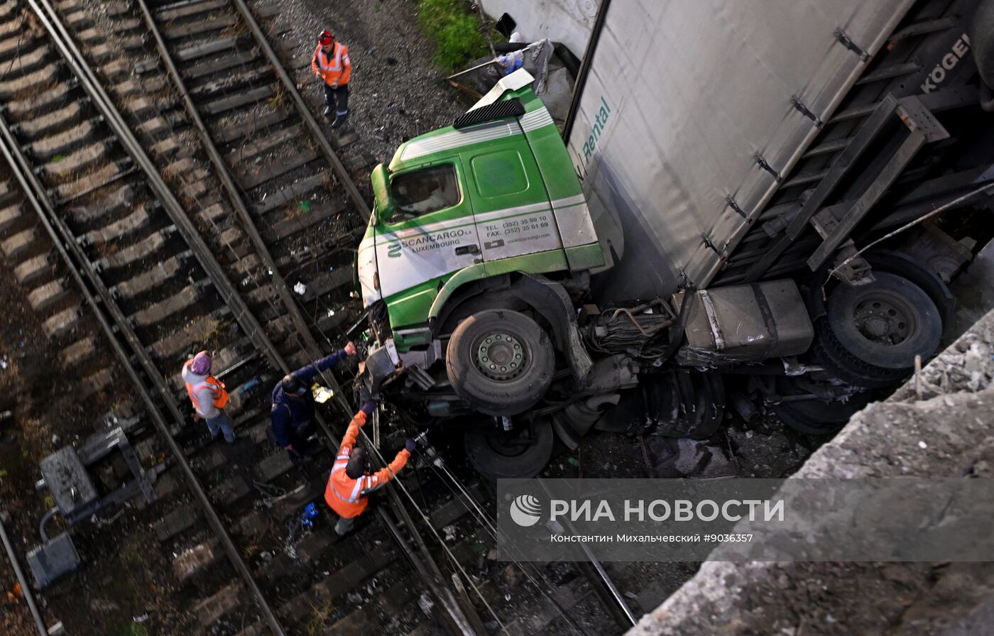 В Симферополе грузовик упал с моста на ж/д пути