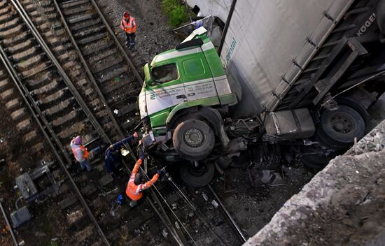 В Симферополе грузовик упал с моста на ж/д пути