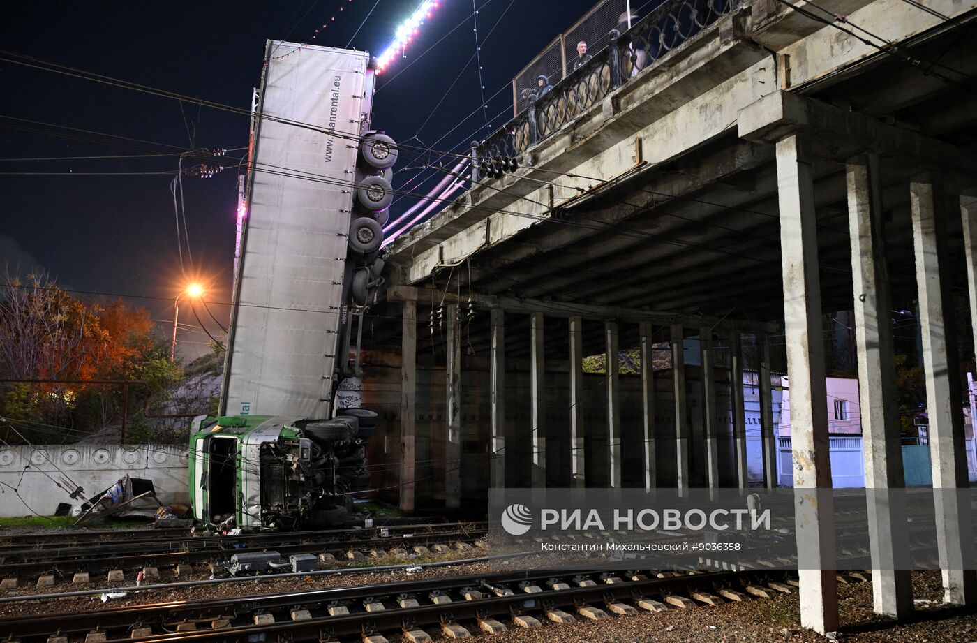В Симферополе грузовик упал с моста на ж/д пути