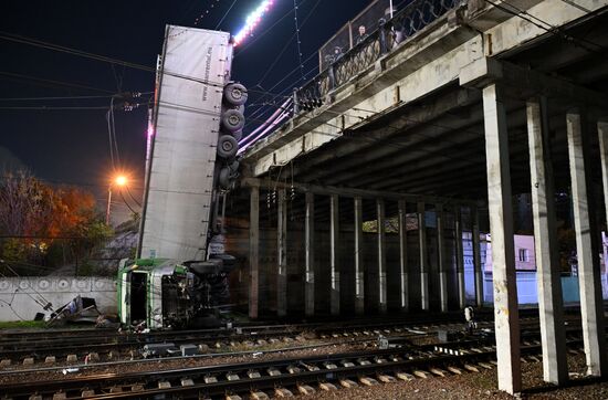 В Симферополе грузовик упал с моста на ж/д пути