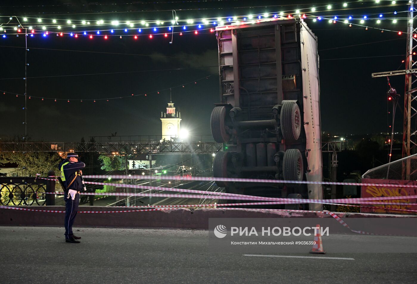 В Симферополе грузовик упал с моста на ж/д пути