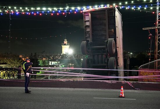 В Симферополе грузовик упал с моста на ж/д пути