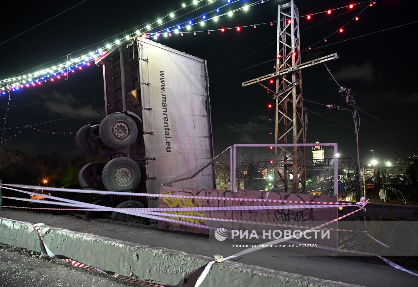 В Симферополе грузовик упал с моста на ж/д пути