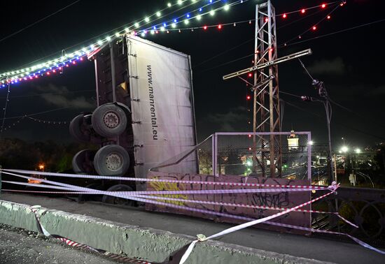 В Симферополе грузовик упал с моста на ж/д пути