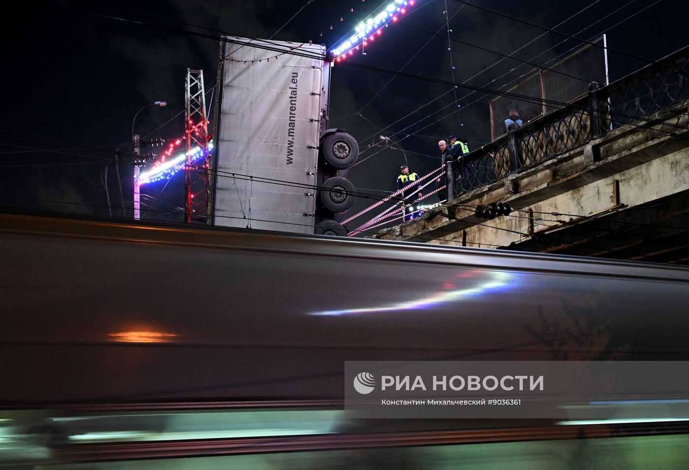 В Симферополе грузовик упал с моста на ж/д пути