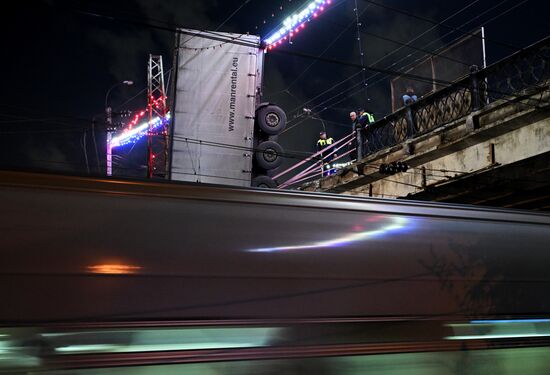 В Симферополе грузовик упал с моста на ж/д пути