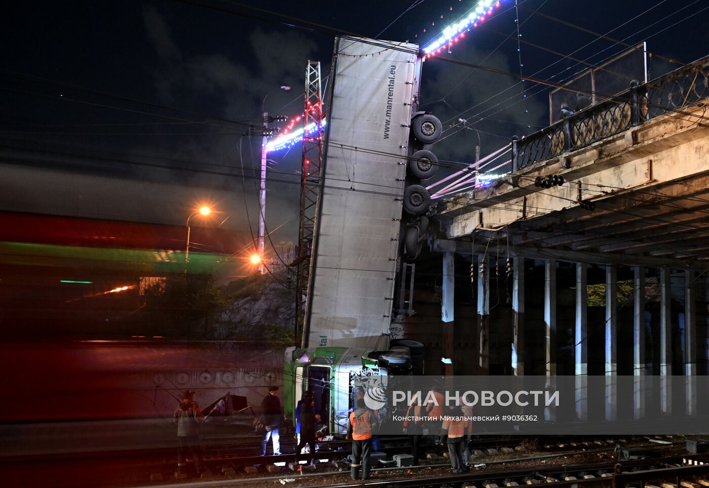 В Симферополе грузовик упал с моста на ж/д пути