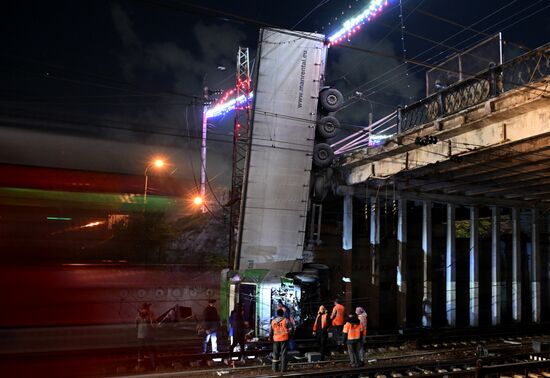 В Симферополе грузовик упал с моста на ж/д пути