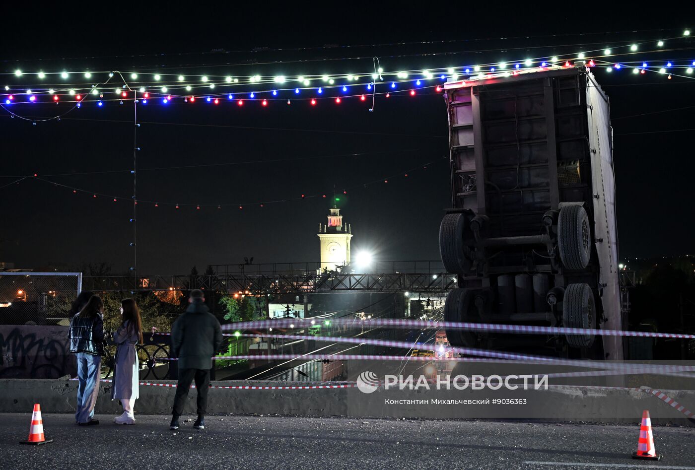 В Симферополе грузовик упал с моста на ж/д пути