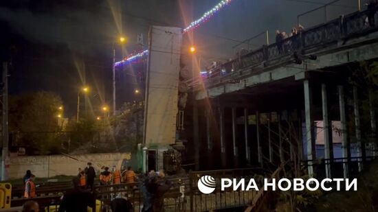 Грузовая фура упала с моста на железнодорожные пути у вокзала в Симферополе