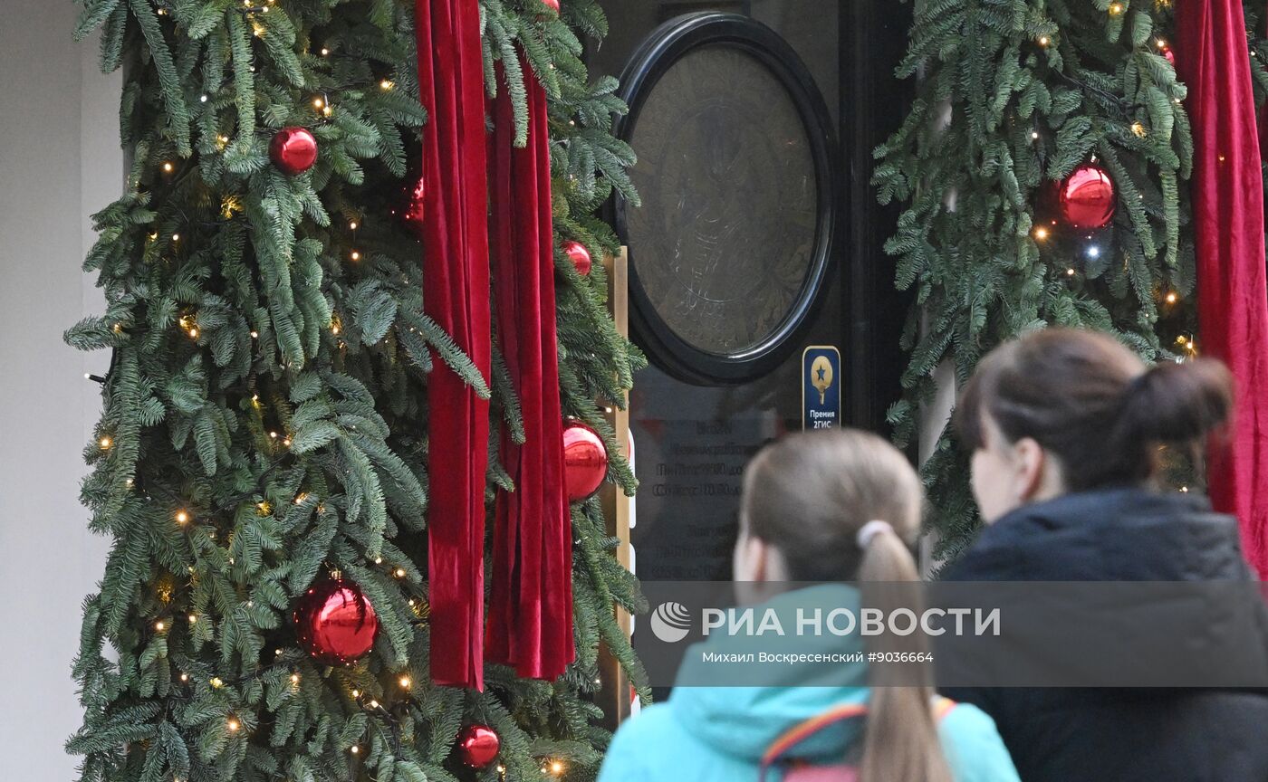 Москву начали украшать к Новому году