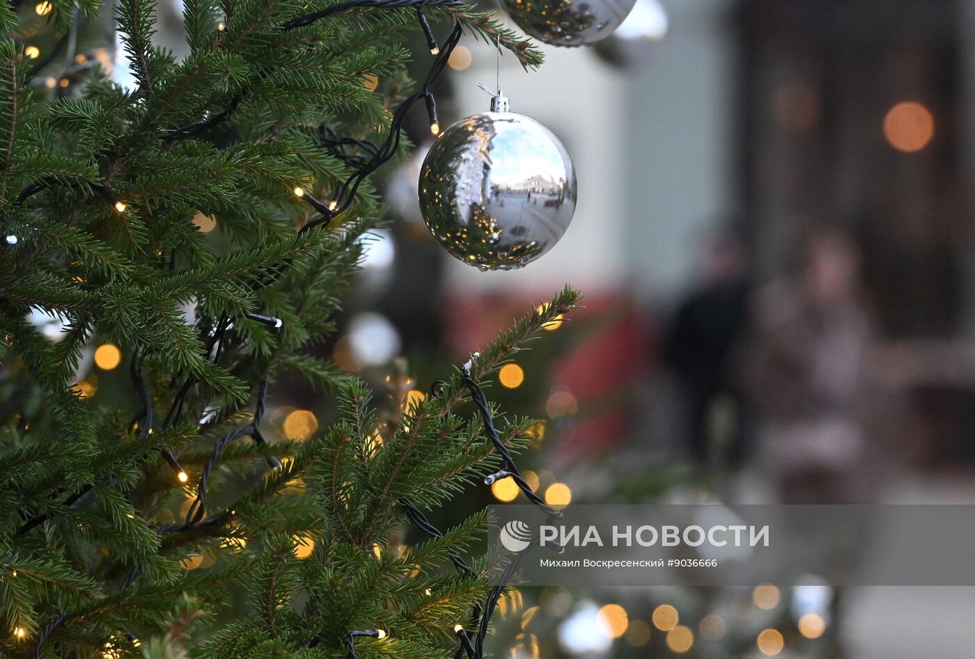 Москву начали украшать к Новому году