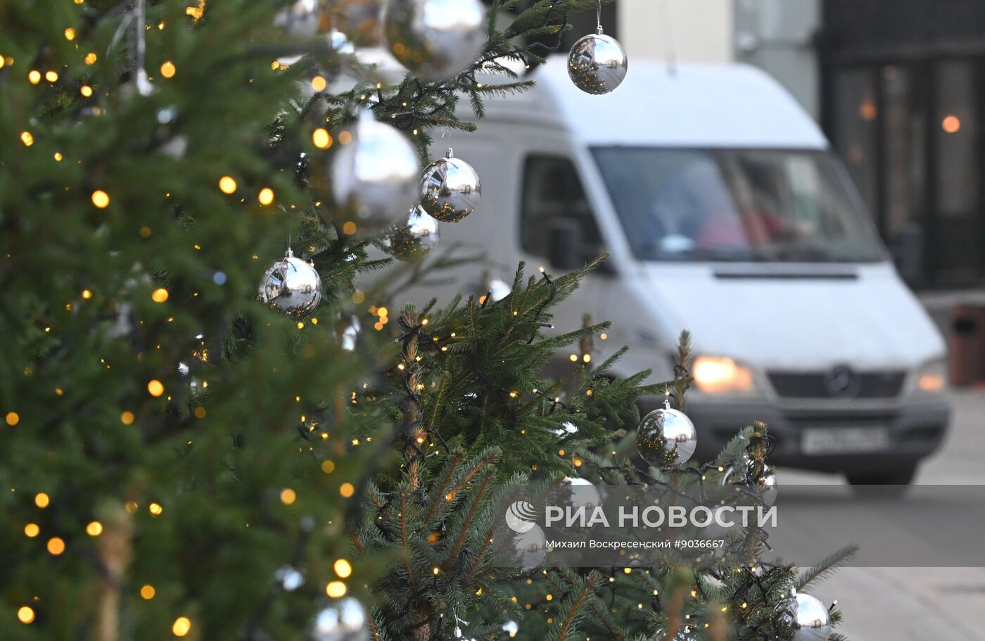Москву начали украшать к Новому году