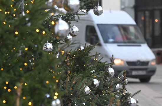 Москву начали украшать к Новому году