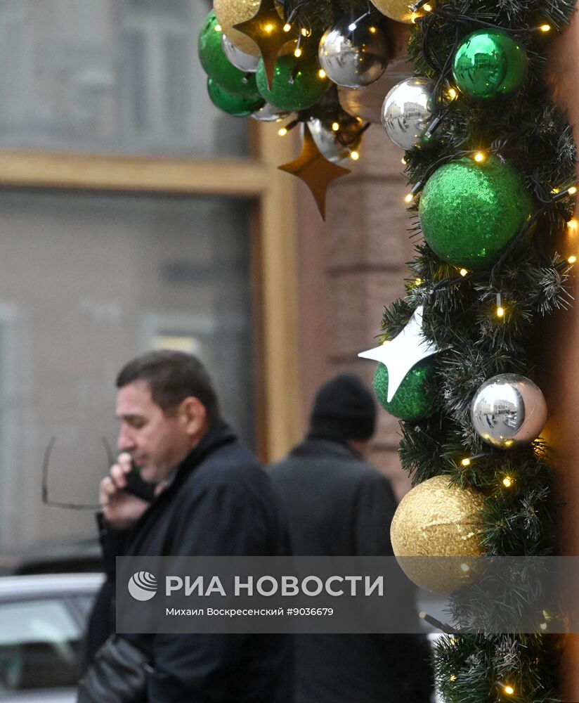 Москву начали украшать к Новому году