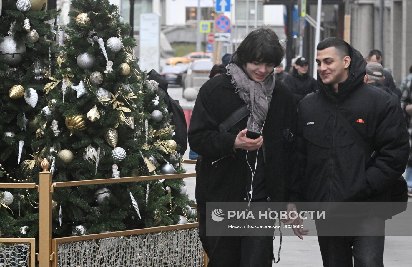 Москву начали украшать к Новому году