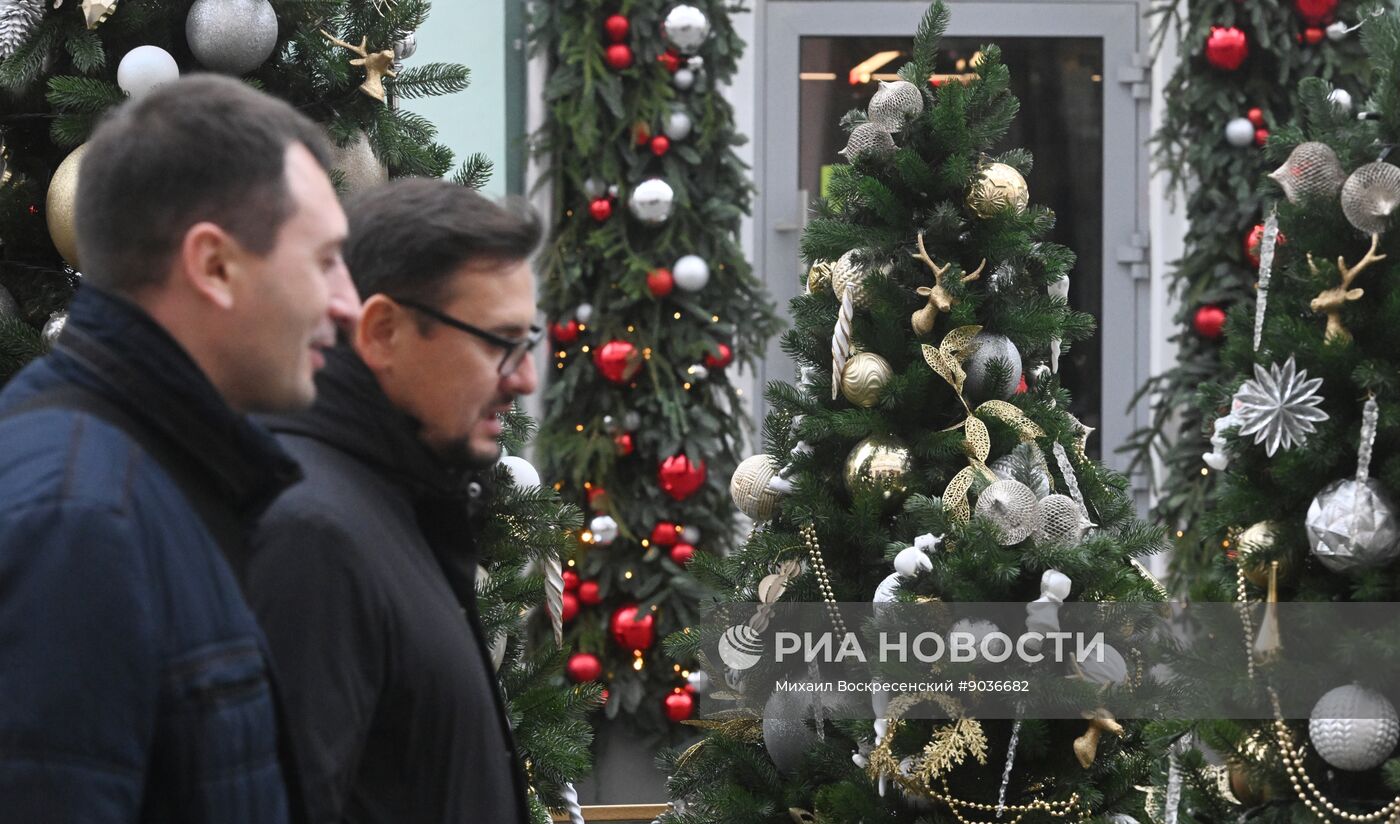 Москву начали украшать к Новому году