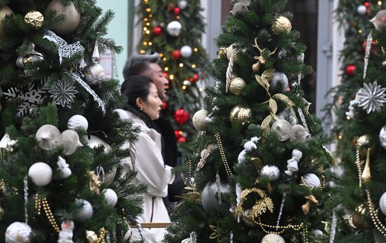 Москву начали украшать к Новому году