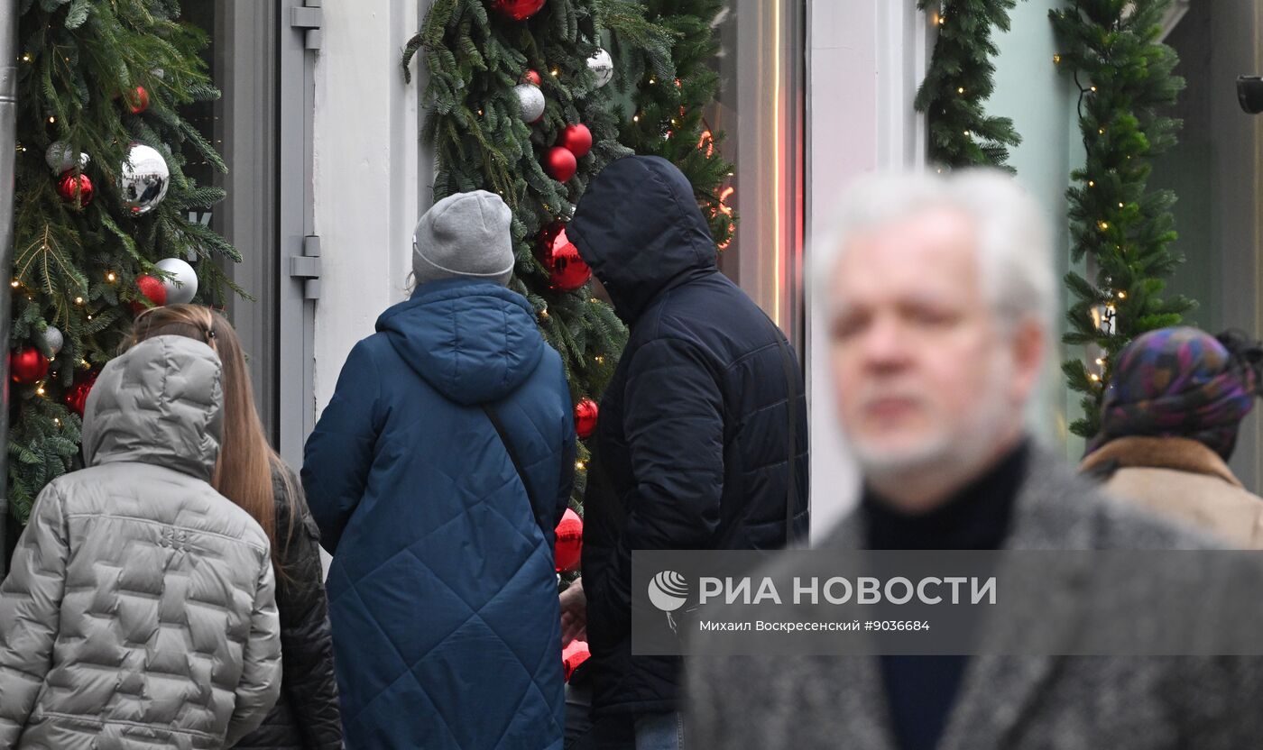 Москву начали украшать к Новому году