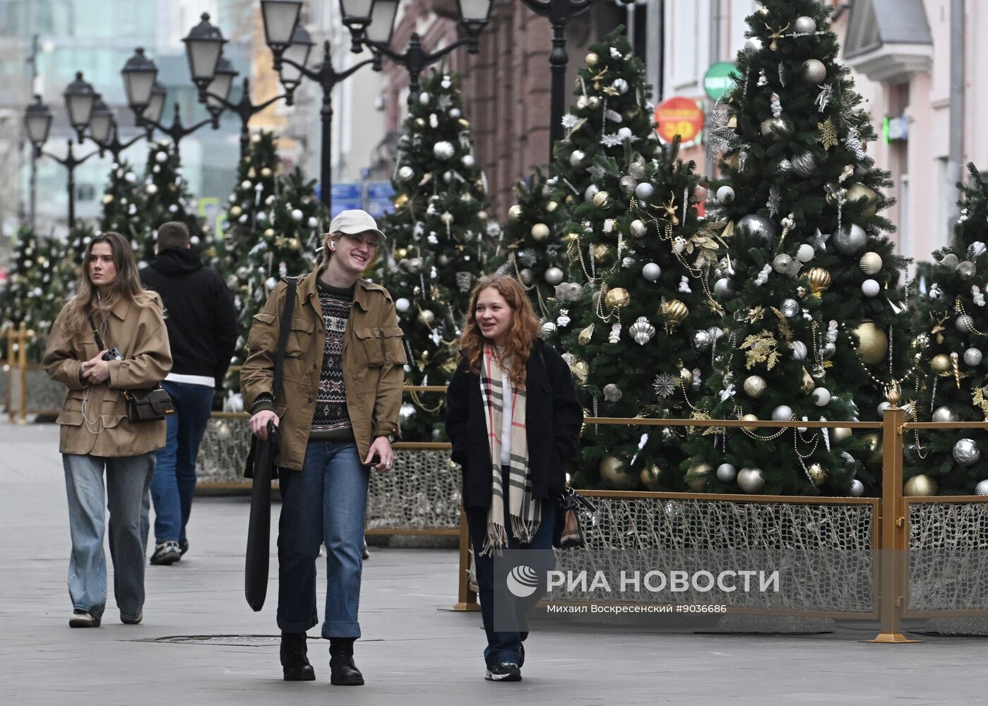 Москву начали украшать к Новому году