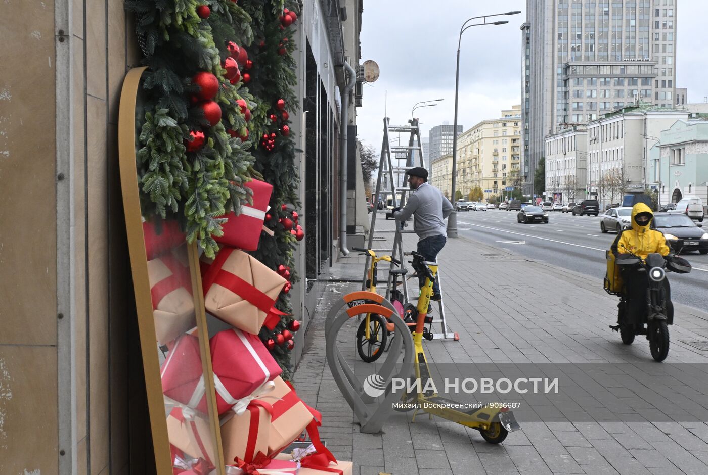 Москву начали украшать к Новому году