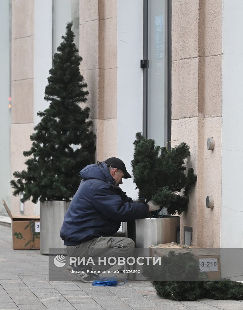 Москву начали украшать к Новому году