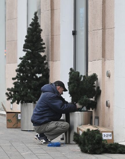 Москву начали украшать к Новому году
