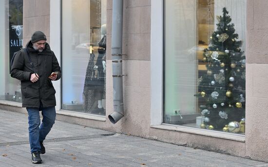 Москву начали украшать к Новому году