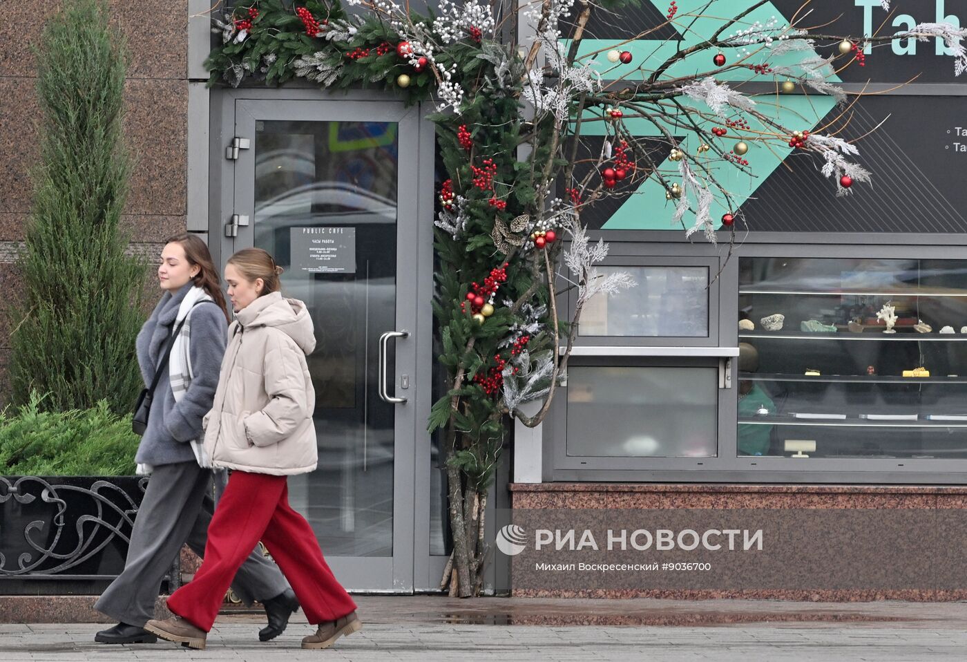 Москву начали украшать к Новому году