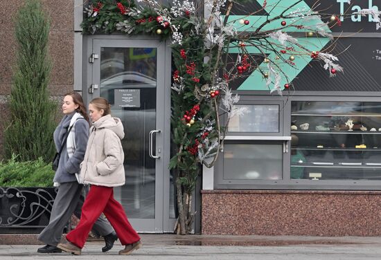 Москву начали украшать к Новому году