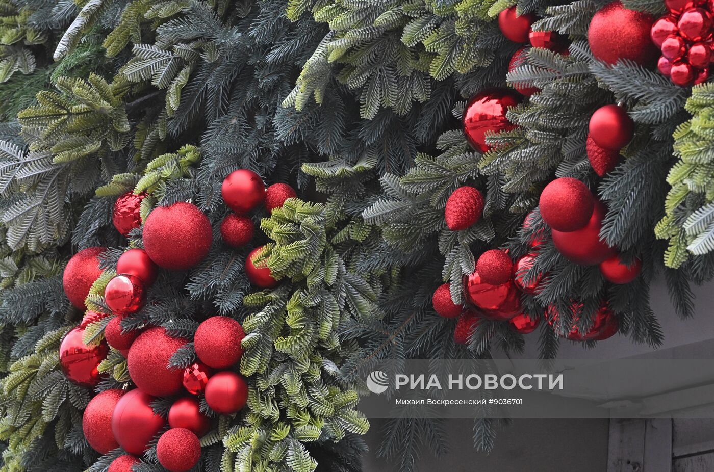 Москву начали украшать к Новому году