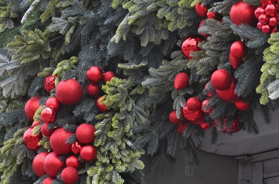 Москву начали украшать к Новому году