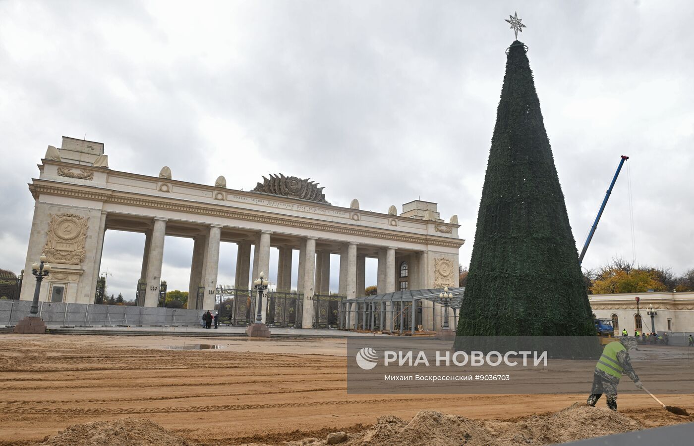 Москву начали украшать к Новому году