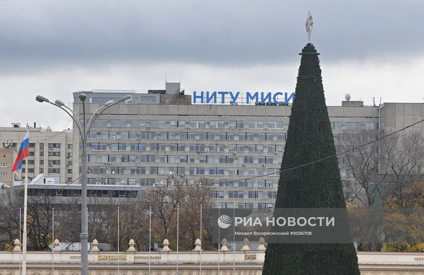 Москву начали украшать к Новому году