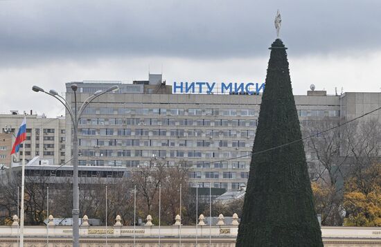 Москву начали украшать к Новому году