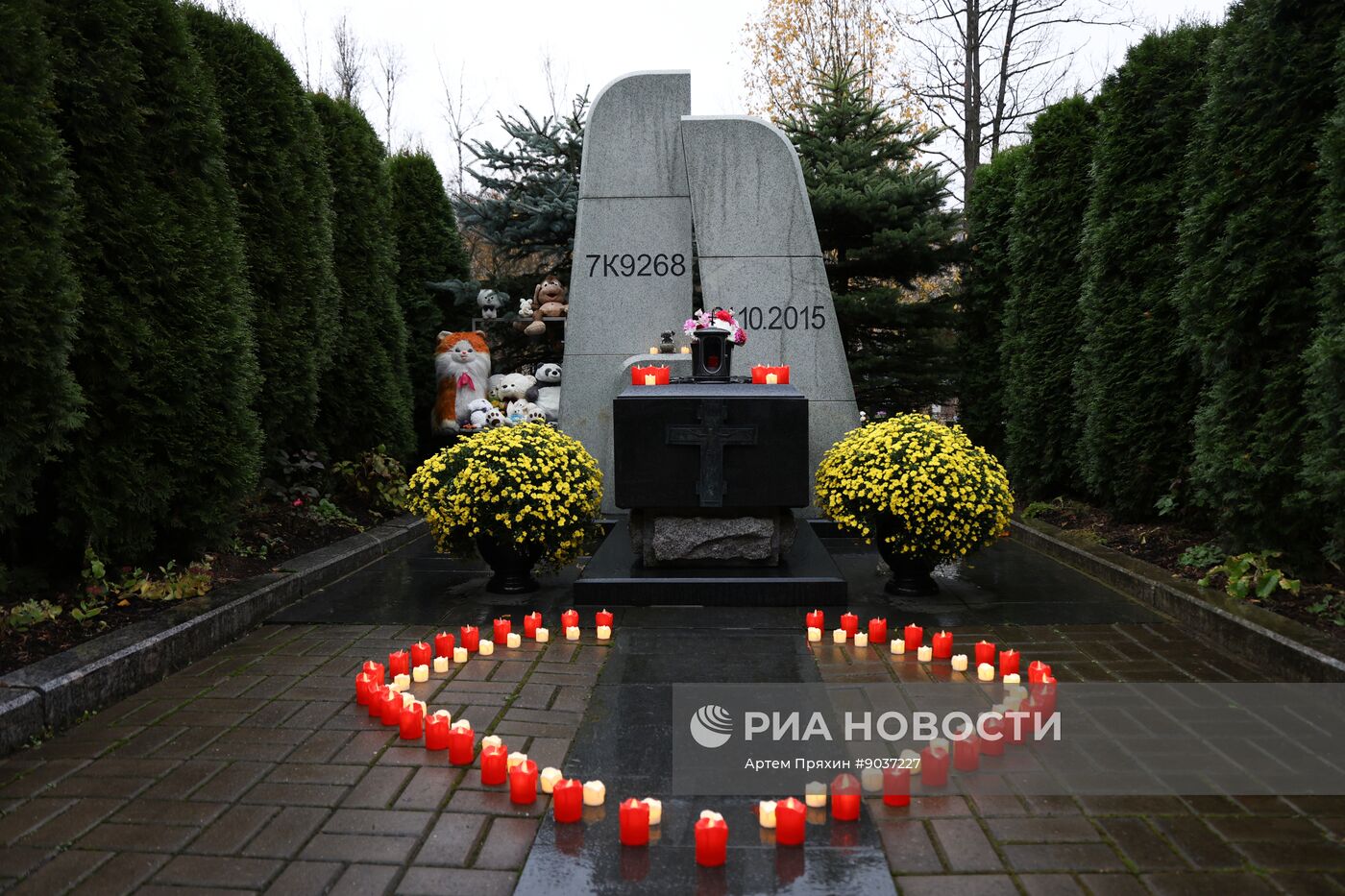 Панихида по погибшим в теракте на рейсе "Шарм-эш-Шейх - Санкт-Петербург"