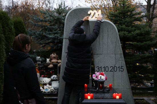 Панихида по погибшим в теракте на рейсе "Шарм-эш-Шейх - Санкт-Петербург"