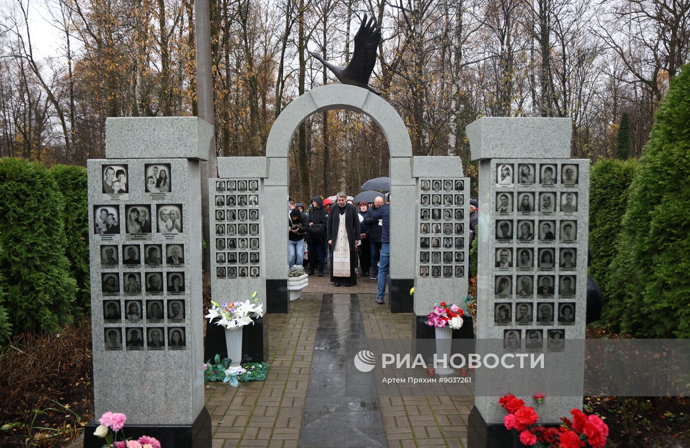 Панихида по погибшим в теракте на рейсе "Шарм-эш-Шейх - Санкт-Петербург"