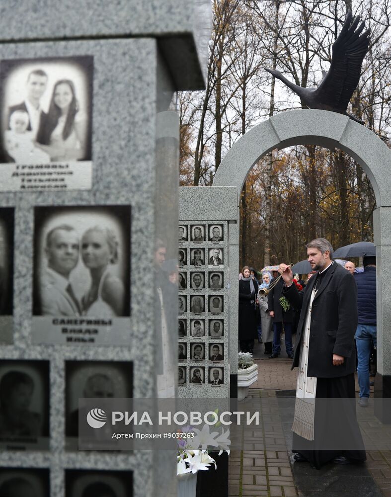 Панихида по погибшим в теракте на рейсе "Шарм-эш-Шейх - Санкт-Петербург"