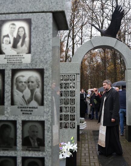 Панихида по погибшим в теракте на рейсе "Шарм-эш-Шейх - Санкт-Петербург"