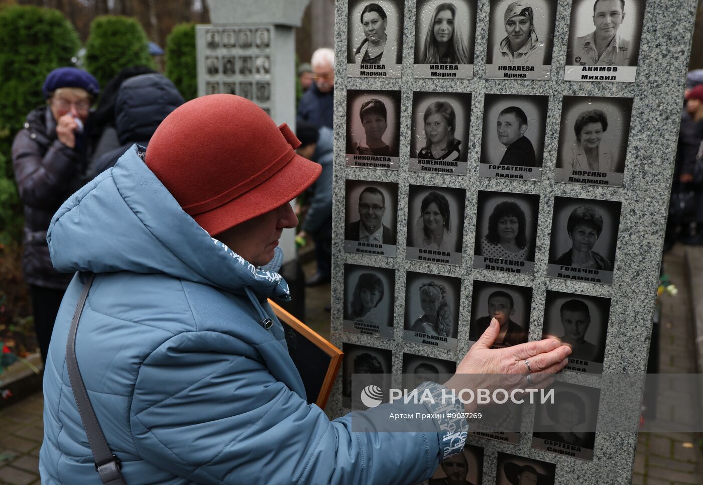 Панихида по погибшим в теракте на рейсе "Шарм-эш-Шейх - Санкт-Петербург"