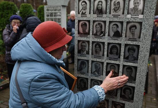 Панихида по погибшим в теракте на рейсе "Шарм-эш-Шейх - Санкт-Петербург"