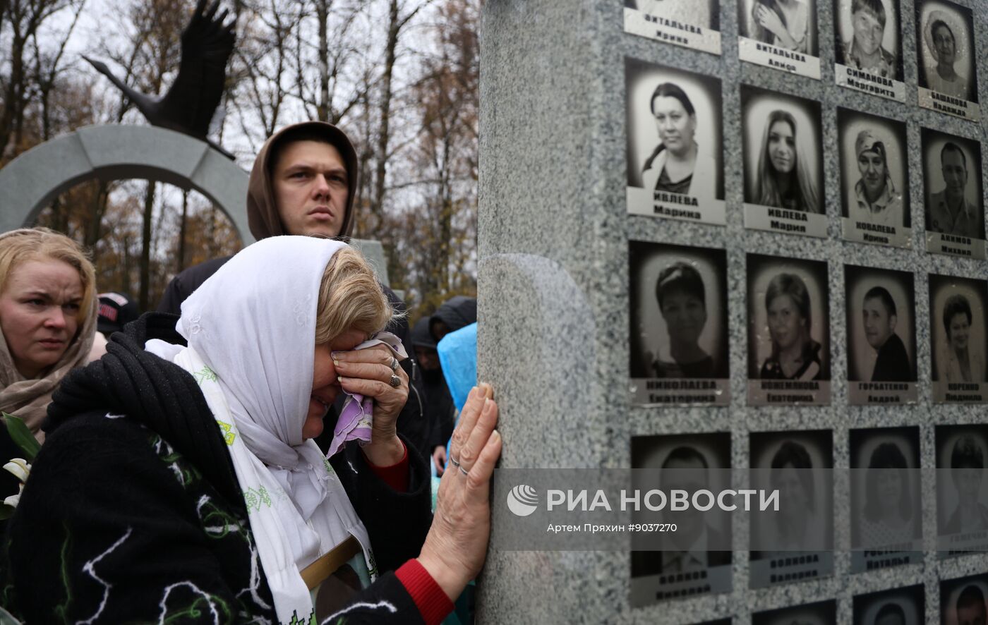 Панихида по погибшим в теракте на рейсе "Шарм-эш-Шейх - Санкт-Петербург"