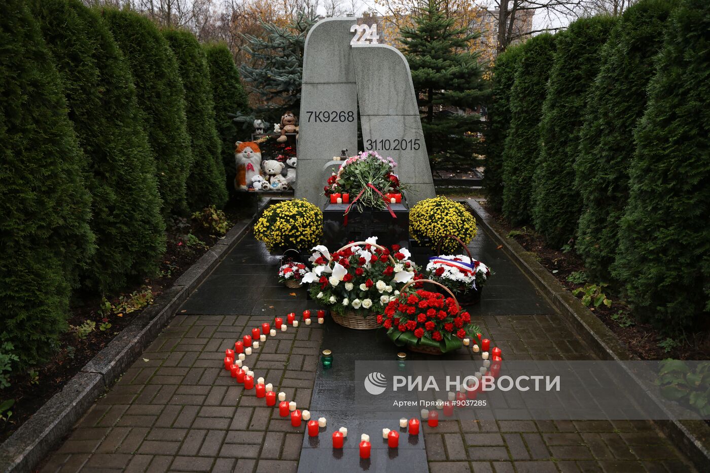 Панихида по погибшим в теракте на рейсе "Шарм-эш-Шейх - Санкт-Петербург"